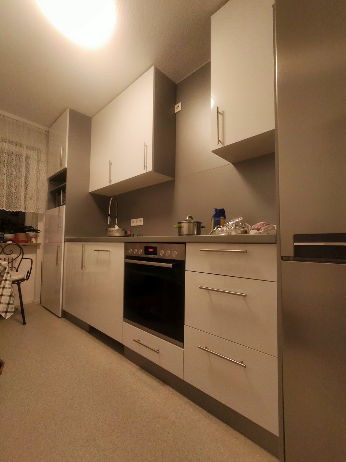 Kuhinjski elementi po meri sa ugradnim uređajima